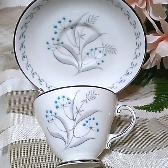 Beautiful Vintage Royal Grafton -Vogue Teacup & Saucer - Picture 2 of 7